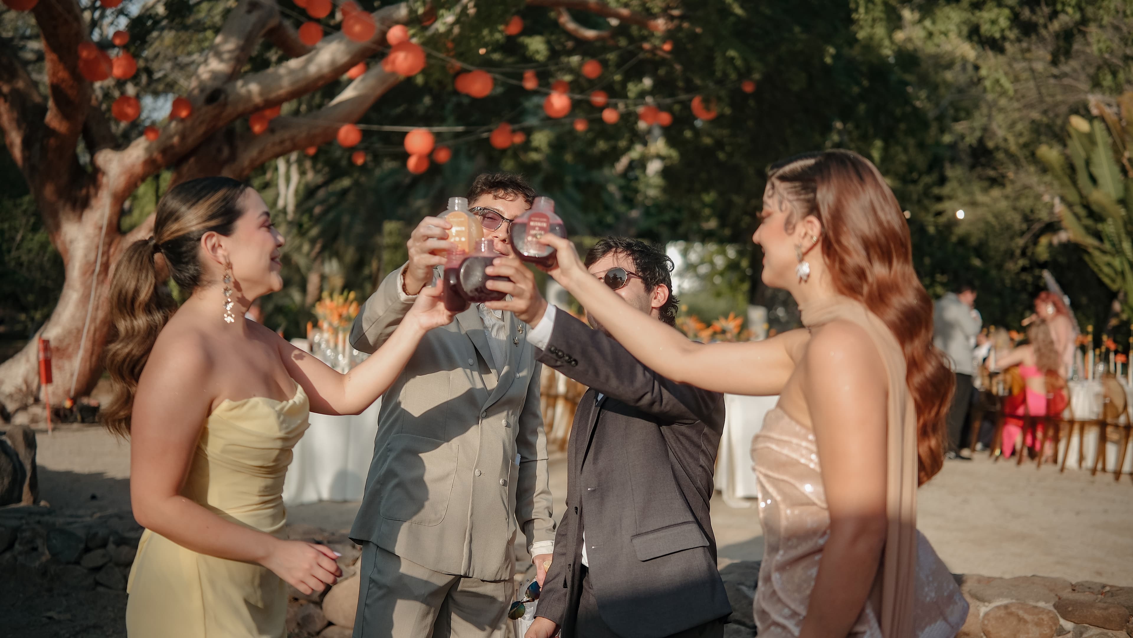 Amigos brindando durante una celebración