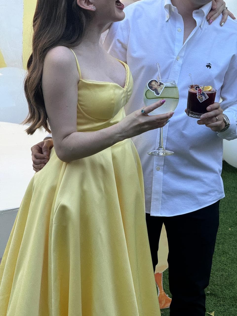 Pareja disfrutando cocteles personalizados