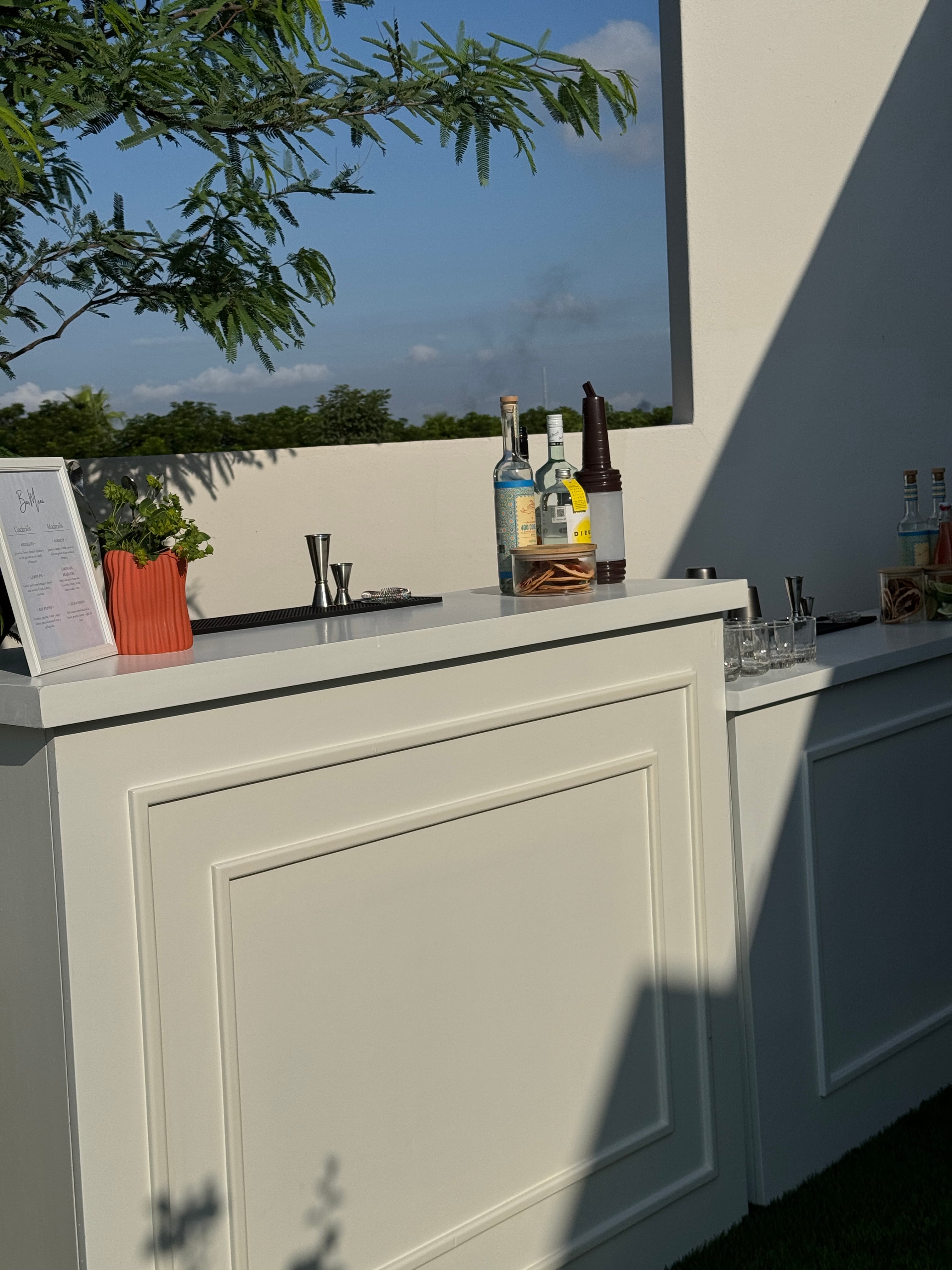 Barra blanca de TPS instalada al aire libre